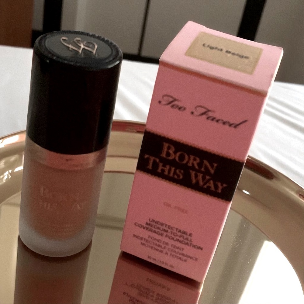 Too Faced Born This Way Foundation - Light Beige 30 ml.